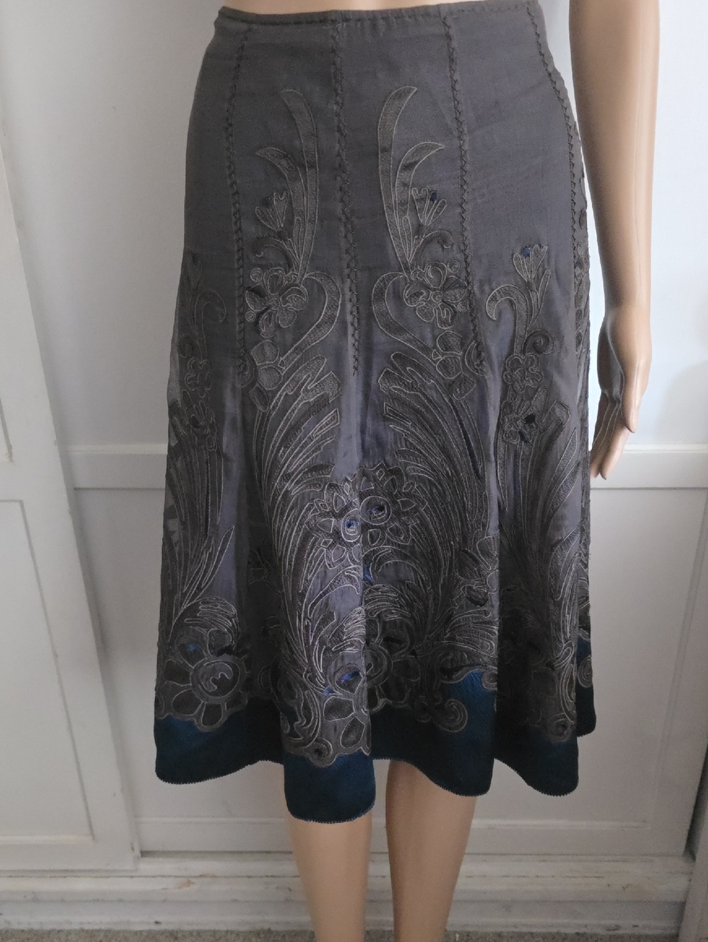 Elie Tahari Gray A-Line Embroidered Midi Skirt with Blue Hem
